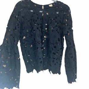 4/20🏷 Black crochet top with bell sleeves